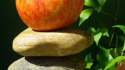 Steinpyramide mit Apfel obenauf