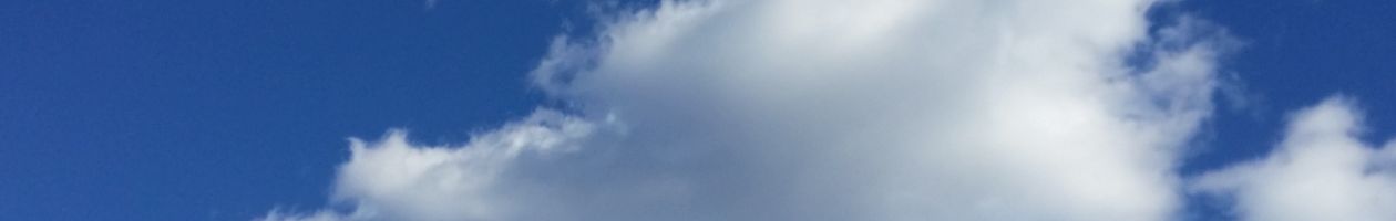 sommerblauer himmel mit einer leichten weißen Wolke davor