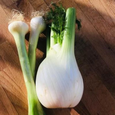 Fenchel mit Grün auf Holz